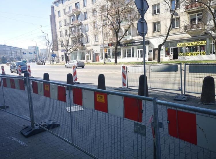 Ruszyła przebudowa ulicy Sądowej. Zabiorą część jezdni pod ścieżkę rowerową