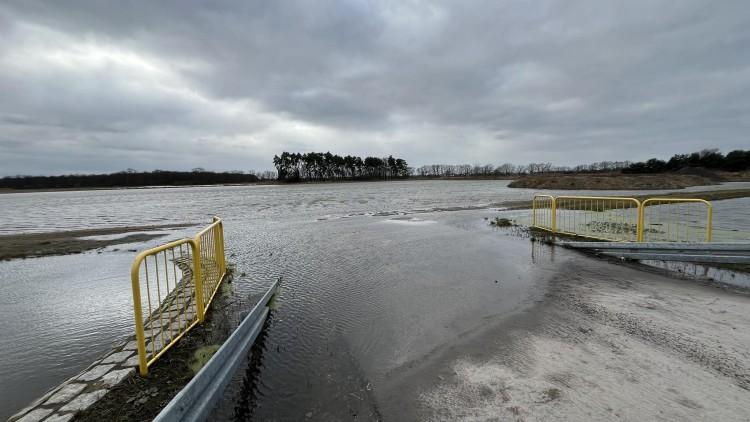 Widawa coraz groźniejsza. Gminy pod Wrocławiem ogłaszają pogotowia, we Wrocławiu alarm