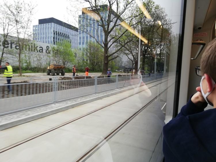 Pierwszy przejazd tramwaju po nowym odcinku TAT na Nowy Dwór [WIDEO]