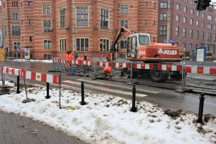 Skrzyżowanie Podwala z Sądową znów rozkopane. MPK naprawia torowisko [ZDJĘCIA]
