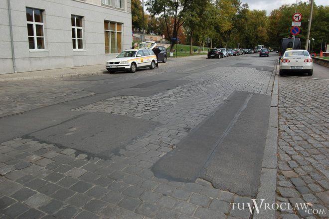 Przebudowy ulic Wrocławia: od soboty zmiany w kursowaniu 3 linii autobusowych i objazdy