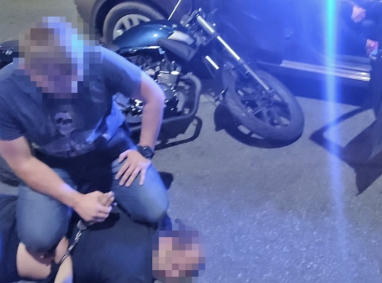 Uciekał skradzionym motocyklem, mając kieszenie wypchane narkotykami