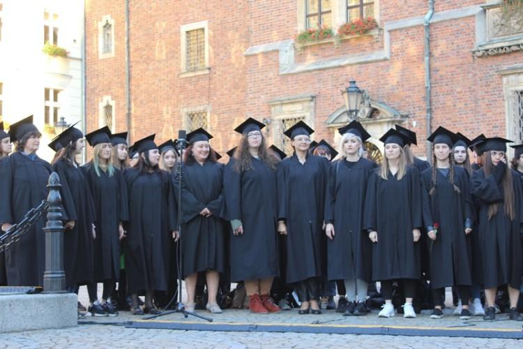 Studenci wracają na uczelnie. Na Rynku zabrzmiało „Gaudeamus igitur” [ZDJĘCIA, WIDEO]