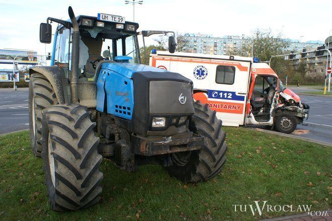 Karetka zderzyła się z traktorem na wrocławskim Gaju. Dwie osoby zostały ranne