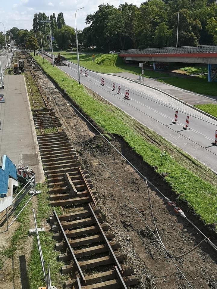 Trwa demontaż kilkuset metrów starego torowiska tramwajowego [ZDJĘCIA]