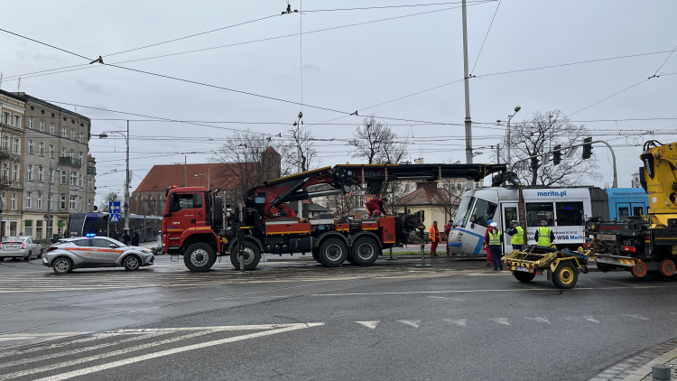 Wrocław: Tramwaj wykoleił się na placu Bema