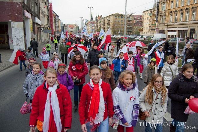 Pierwsza uliczna parada we Wrocławiu. Muzyka, cyrkowcy i tańce w centrum miasta
