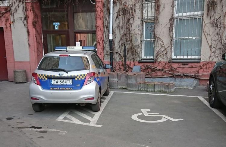 Tak parkuje... Straż Miejska Wrocławia. “Miejskie służby są w odległej galaktyce”