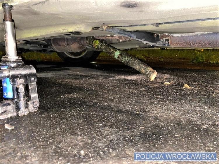 We Wrocławiu znów kradną katalizatory. Złodziej przyłapany pod samochodem