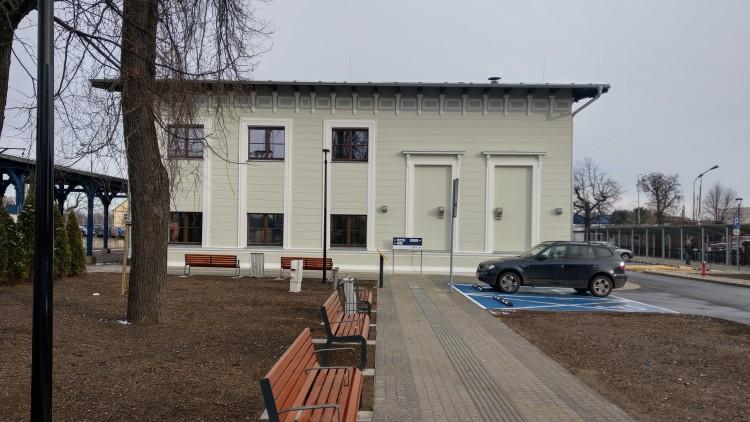 Dwa dworce kolejowe oddane do użytku po remoncie [ZDJĘCIA]