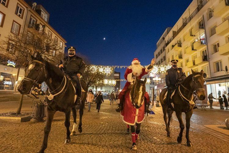 Święty Mikołaj pojawił się w Rynku. Na koniu [ZDJĘCIA]