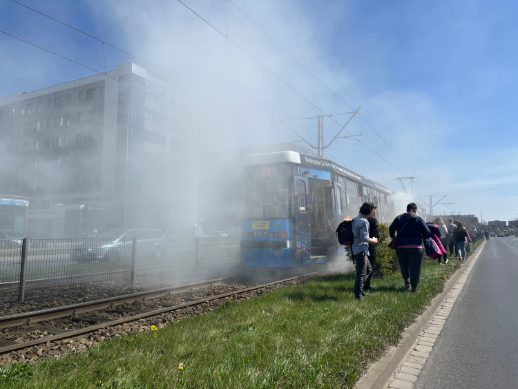 Pożar tramwaju na ulicy Legnickiej. Ludzie uciekali poboczem [ZDJĘCIA]