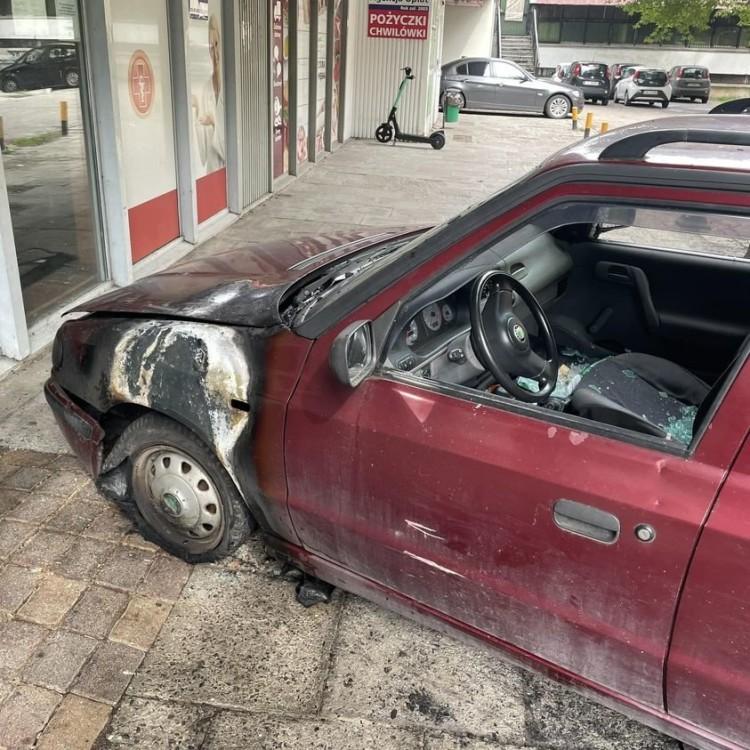 Pożar samochodu na Szczepinie. Zaczęło się od zwarcia w... neonie