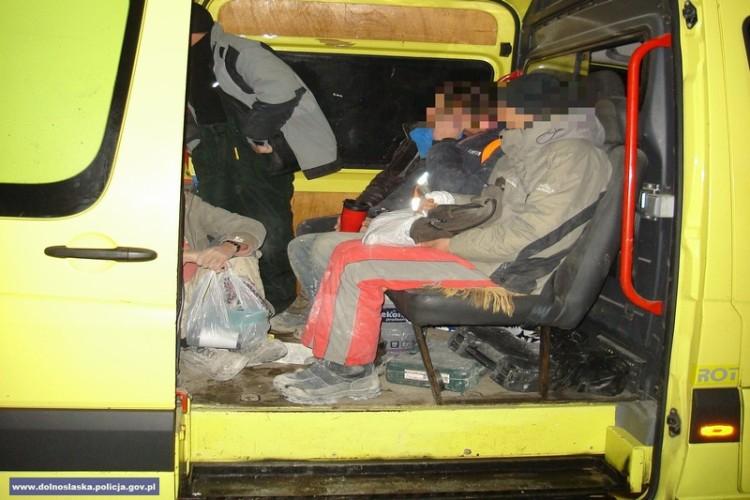 Wrocław: 21 pasażerów w zatrzymanym samochodzie z 3 miejscami