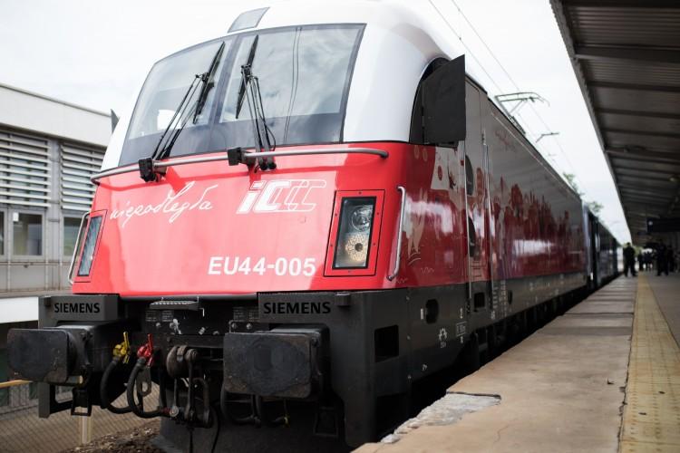 Biało-czerwone lokomotywy na stulecie odzyskania niepodległości. Obsłużą połączenie z Wrocławia do Przemyśla
