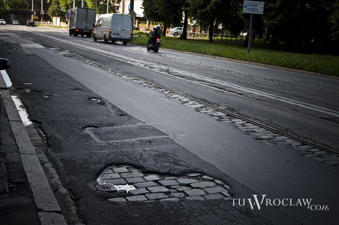 Drogowcy cały czas łatają dziury po zimie. Wydamy na to ponad 2 miliony złotych