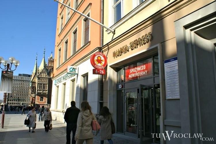 Dziś markety są zamknięte. Gdzie zrobić zakupy?