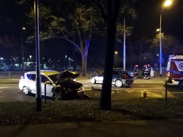 Groźny wypadek przy Hali Stulecia. Czołowe zderzenie dwóch samochodów [ZDJĘCIA]