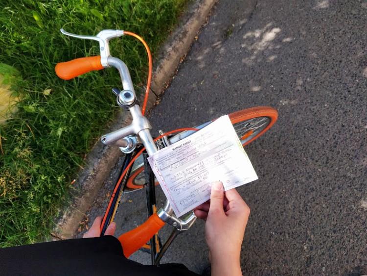 Mandat za jazdę po chodniku? Policjanci karzą rowerzystów
