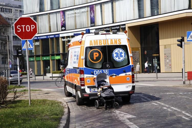 Seria wypadków w MPK. Dziecko wypadło z wózka, młoda kobieta wpadła pod tramwaj [ZDJĘCIA]