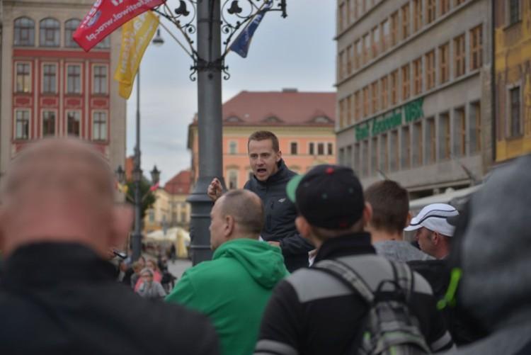 Kibice Śląska wspólnie z Jackiem Międlarem protestowali przed konsulatem Danii [ZDJĘCIA]