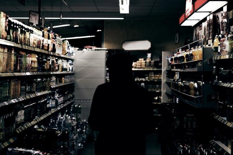 40-letni wrocławianin kradł alkohol i kosmetyki. Może za to posiedzieć nawet 10 lat