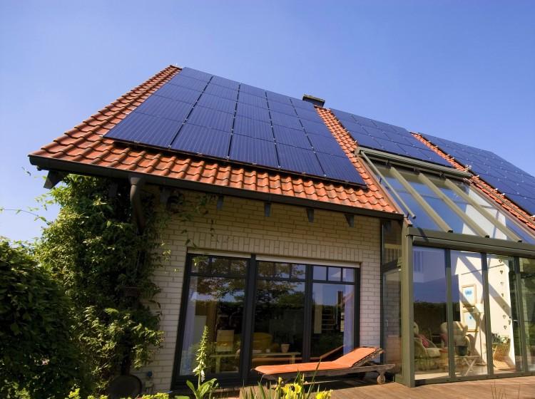 Czy fotowoltaika nam się opłaca? Garść faktów na temat energii ze słońca