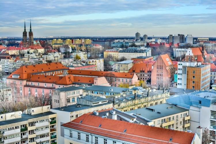 Problem z dużą wilgocią w budynku? Sprawdź, jak sobie z nią poradzić!
