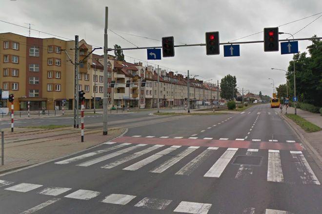 Urzędnicy zmienili organizację ruchu na jednym ze skrzyżowań alei Hallera i... zaczęło tam dochodzić do wypadków