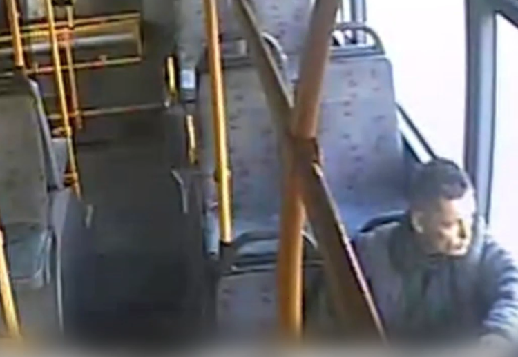 Napad na sklep we Wrocławiu. Policja szuka mężczyzny z autobusu