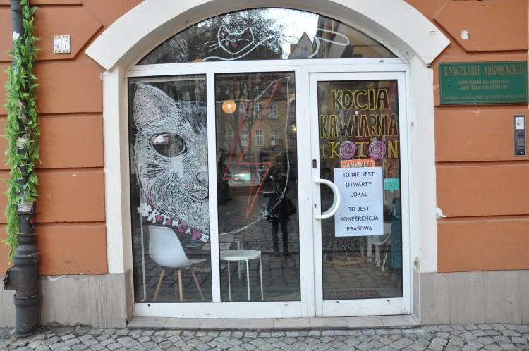 Właściciel otwartej dyskoteki wzywa do buntu. 