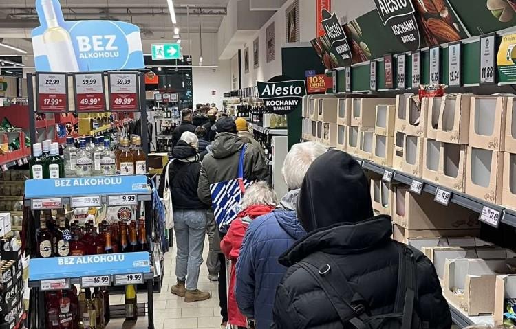 Wrocław: Oblężenie sklepów w długi weekend. Kolejki i korki