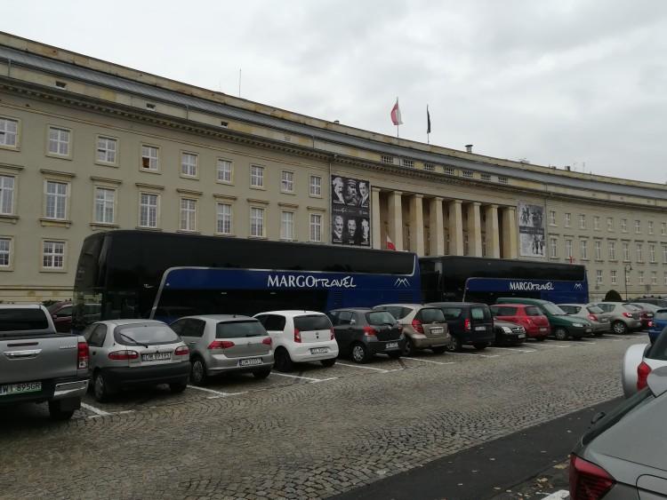 Protest przed urzędem wojewódzkim. Przedsiębiorca domaga się załatwienia jego sprawy