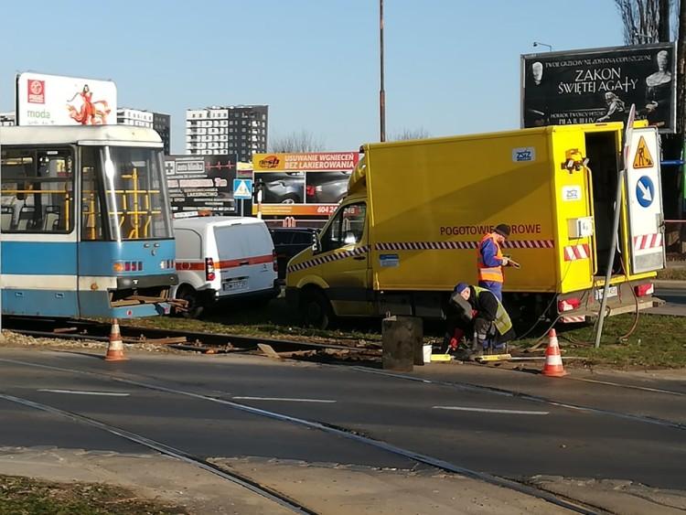 Auto na torowisku, wypadek radiowozu, wykolejenie. Seria utrudnień dla MPK [ZDJĘCIA]