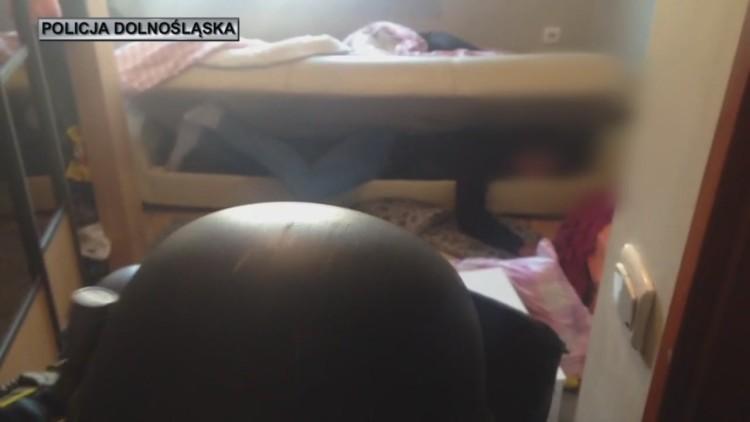 Wrocław: podejrzany schował się przed policjantami w tapczanie [WIDEO]