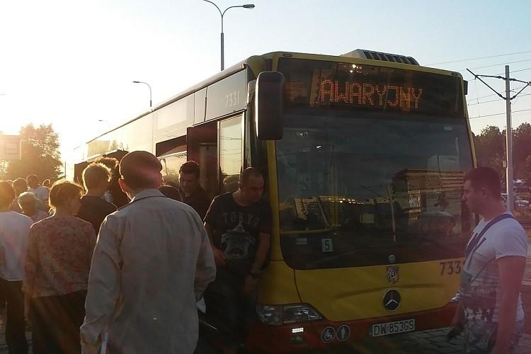 Wykolejenie zabytkowego tramwaju. Utrudnienia na zachodzie Wrocławia [ZDJĘCIA]