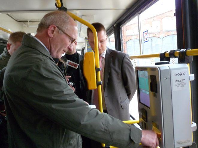 Biletomaty w tramwajach już działają