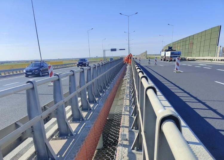 Na AOW naprawiają oświetlenie. Zablokowany jeden pas ruchu
