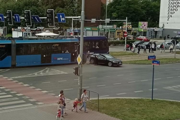 Jedna osoba ranna po wypadku tramwaju i osobowego audi