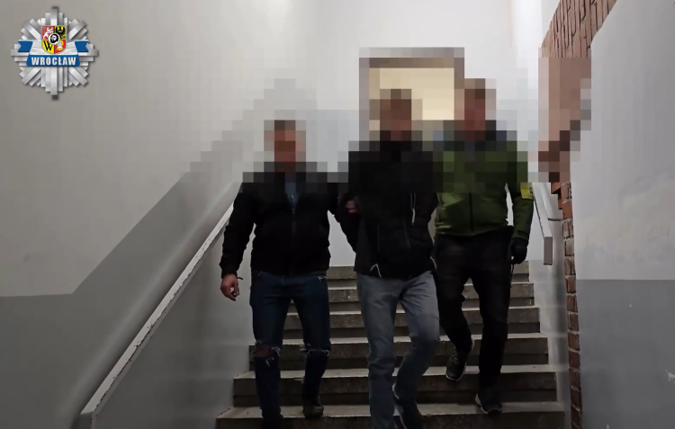 Gruzini okradali samochody na parkingach przy wrocławskich galeriach