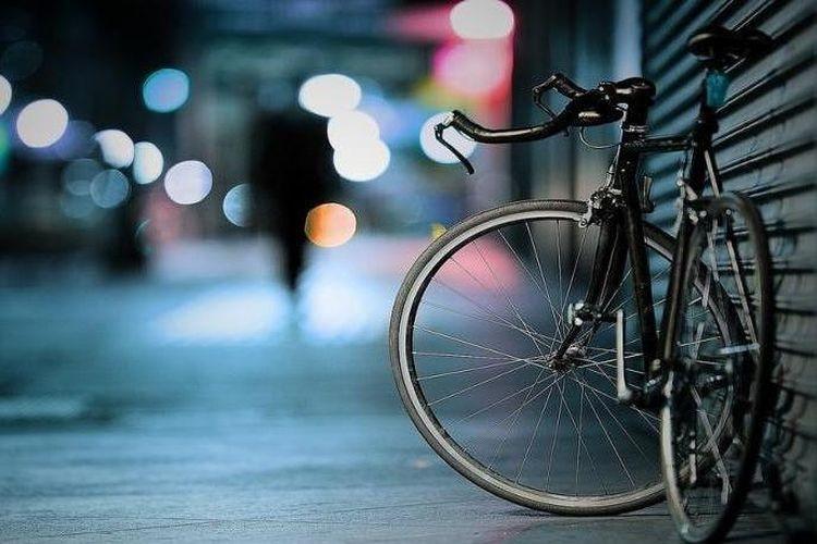 Pijany rowerzysta wjechał w… latarnię. Trafił do szpitala