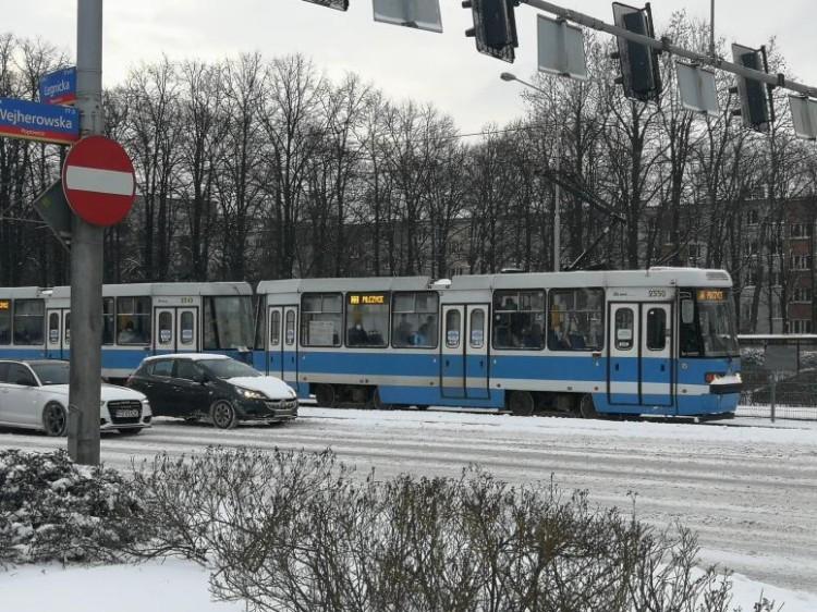 Zimowe utrudnienia we Wrocławiu. Są utrudnienia na liniach MPK