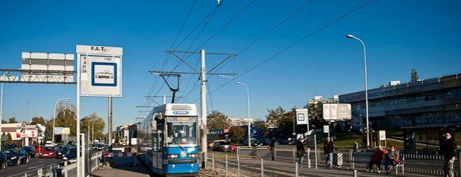 Pijany mężczyzna wbiegł na ulicę Grabiszyńską. Potrącił go autobus MPK