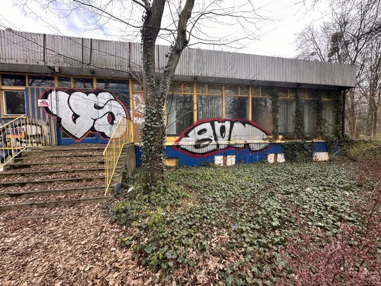 Kiedyś były tu stypy, teraz pomieszkują bezdomni. Jest nowy plan na budynek przy cmentarzu