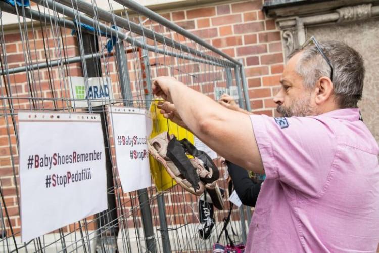 Znicze i dziecięce buciki przed kościołem. Chcą przypomnieć o przypadkach pedofilii w Kościele katolickim