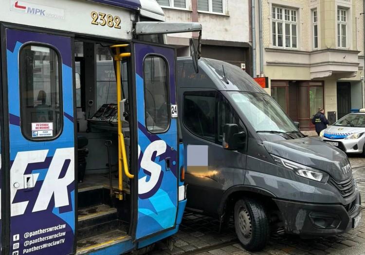 Wrocław: Bus zablokował torowisko w centrum. Tramwaj nie miał jak przejechać