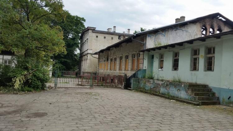 Dawny budynek wrocławskiego dworca na sprzedaż. Noclegownia zostanie zamknięta? [ZDJĘCIA]