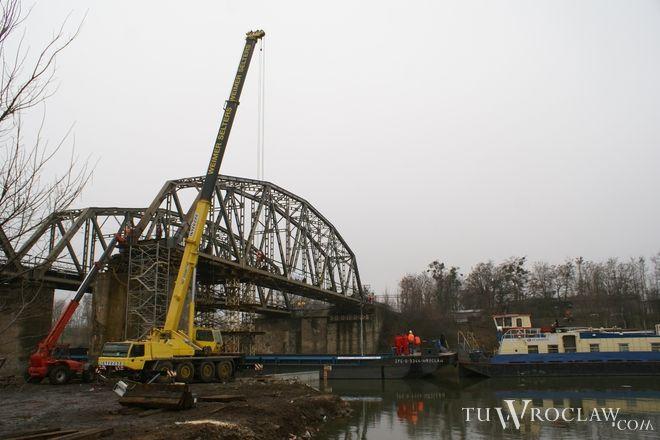 Modernizacja mostu kolejowego na Osobowicach: zdejmują 200-tonowe przęsło [FOTO]