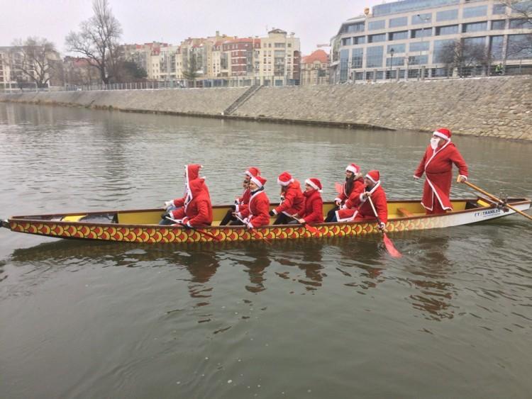 Wrocław: grupa Świętych Mikołajów pływała smoczą łodzią po Odrze [ZDJĘCIA]