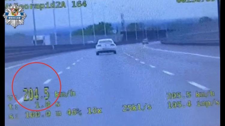 Kierowca jechał z dzieckiem ponad 200 km/h. Twierdzi, że po prostu się spieszył